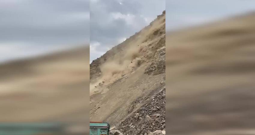 Artvin'in Yusufeli ilçesi Esenkaya köyünde, yamaçtan kopan toprak ve kaya