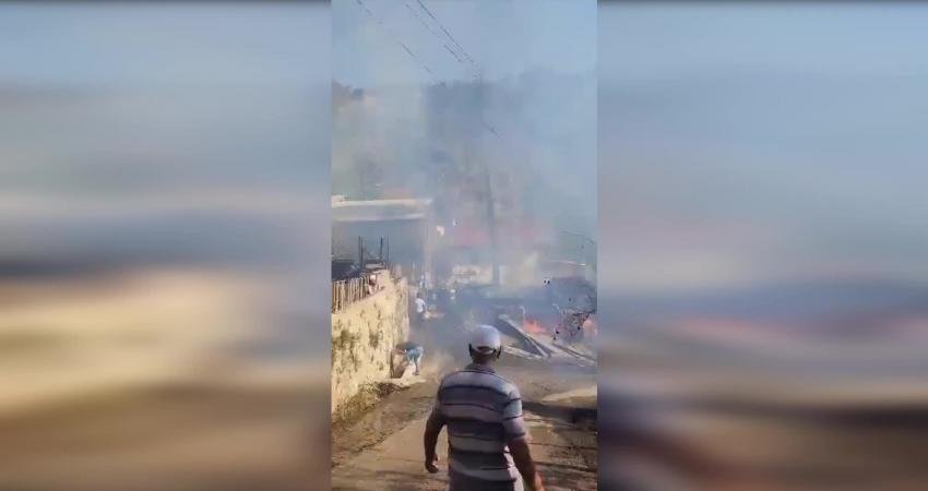 Artvin’e bağlı Hızarlı köyünde çıkan yangında 5 ev, 2 ahır