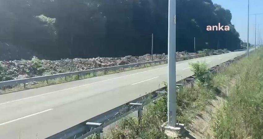 Artvin’in Arhavi İlçesinde Karadeniz Sahil Yolu Kenarına Dökülen Çöpler Vatandaşların Tepkisine Neden Oldu Artvin’in Arhavi ilçesinde Karadeniz Sahil Yolu kenarına dökülen moloz ve