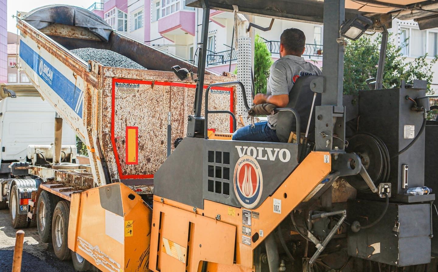 Sincan’da Konforlu ve Güvenli Yollar İçin Çalışmalar Sürüyor İlçe sakinlerinin rahat ve konforlu bir ulaşım hizmeti alması için yol