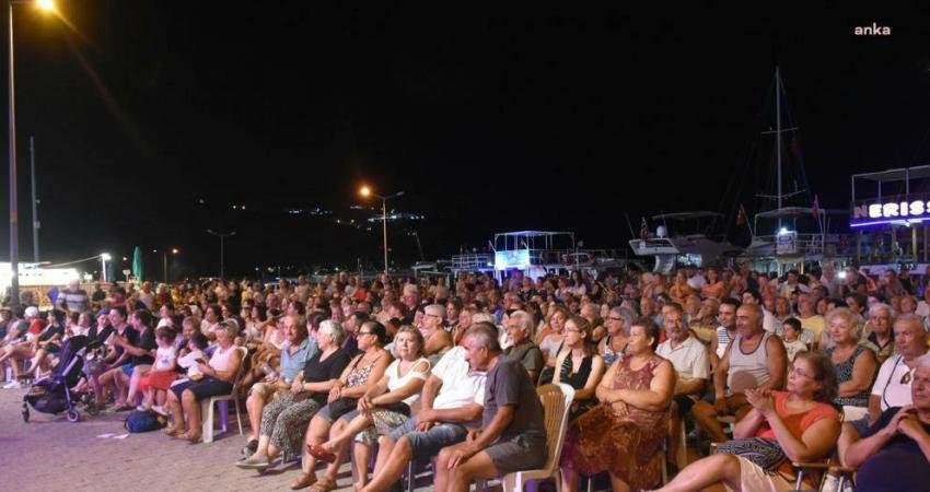 Aydın Büyükşehir Belediyesi, Vatandaşları Kültür Sanat Etkinlikleriyle Buluşturmaya Devam Ediyor Aydın Büyükşehir Belediyesi, dün akşam binlerce vatandaşı sinema ve konser