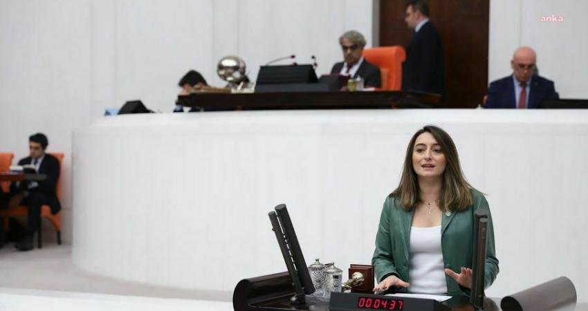 CHP Genel Başkan Yardımcısı ve Bartın Milletvekili Aysu Bankoğlu, öğrencilerin