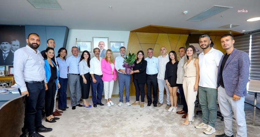 Yeniden CHP Bayraklı İlçe Başkanı seçilen Didem Gültekin ve yönetim