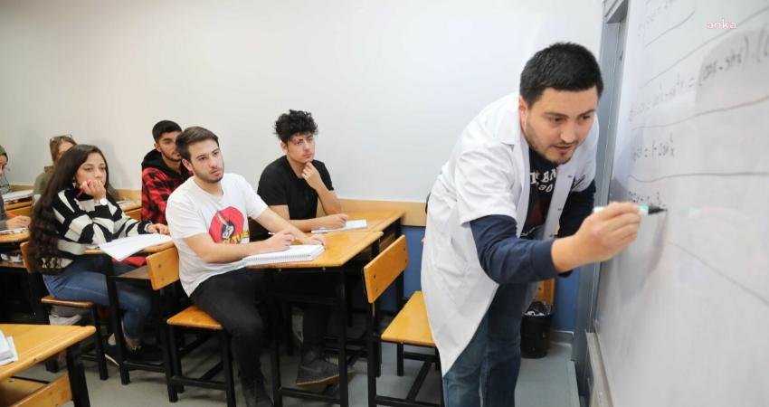 Bayraklı Belediyesi Sosyal Etkinlik Merkezi'nde ücretsiz üniversite sınavlarına hazırlık kurslarına