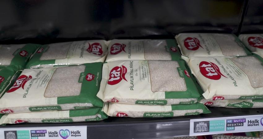 Beşiktaş Belediye Başkanı Akpolat: “Zor Zamanları Birlikte Aşıyoruz” Beşiktaş Belediyesi’nin pandemide hayata geçirdiği Halk Market ve Halk Mağaza’dan