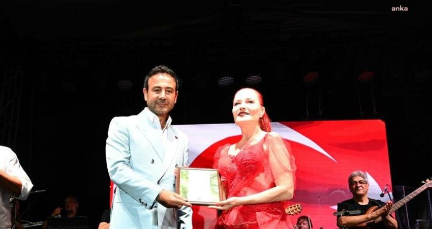 Beşiktaş Belediyesi, 30 Ağustos Zafer Bayramı’nın 101. yılını gelenekselleşen fener