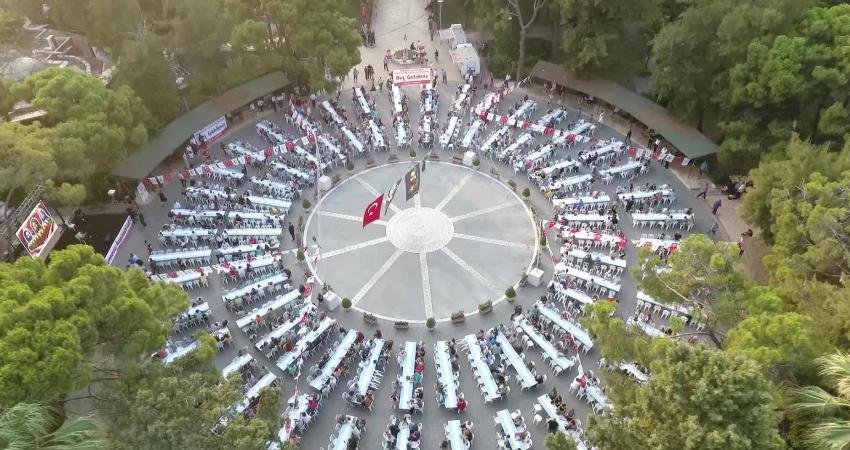 Bornova Belediyesi, bu yıl da Büyükpark’ta Aşure Günü etkinliği düzenledi. 