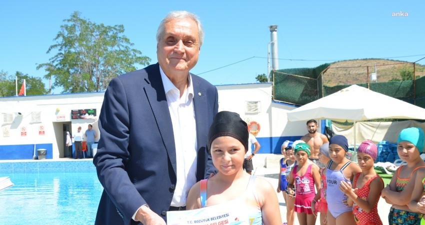 Bozüyük Belediyesi’nin Ücretsiz Yüzme Kursunda Katılım Belgeleri Verildi Bozüyük Belediyesi tarafından 7 spor dalında düzenlenen ücretsiz yaz spor