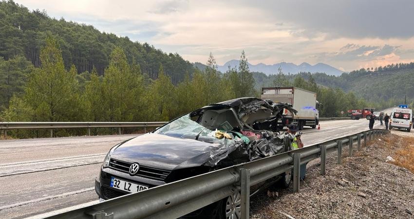 Burdur’da orman yangına müdahaleye giden arazöz ile iki otomobilin karıştığı