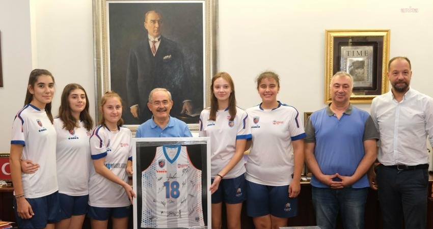 Çağdaş Kolejliler Basketbol Takımı’ndan Yılmaz Büyükerşen’e Ziyaret U16 Kızlar Basketbol kategorisinde Eskişehir’in ulusal liglerdeki tek temsilcisi Çağdaş