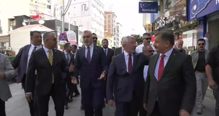 Çalışma ve Sosyal Güvenlik Bakanı Işıkhan’dan, Çorum Sokaklarında Sorunlarını Aktaran Emeklilere: “Çok Rahat Olun, Lütfen. Sayın Cumhurbaşkanı Talimat Verdi, Çalışıyoruz” Çalışma ve Sosyal Güvenlik Bakanı Vedat Işıkhan, Çorum’da esnafı ziyaret