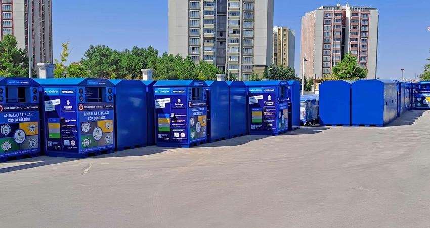 Çankaya Belediyesi, ilçedeki geri dönüşüm kumbaralarını yeniledi. Çankaya Belediye Başkanı