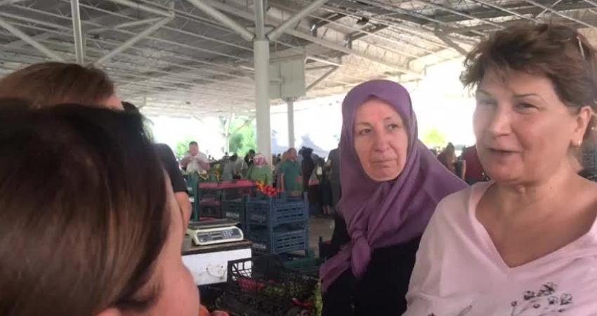 Gaziantep'te semt pazarında emekli yurttaşlarla konuşan CHP Gaziantep İl Kadın