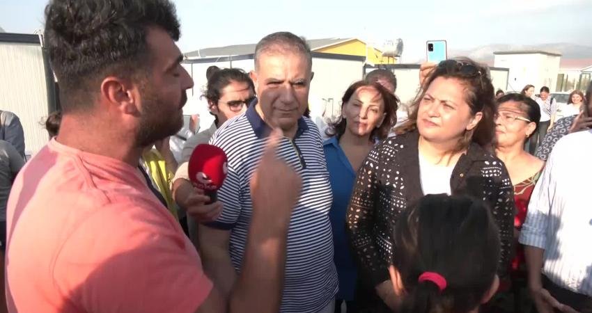 Hatay’da incelemelerde bulunan CHP heyetine yaşadıkları sorunları anlatan bir depremzede,