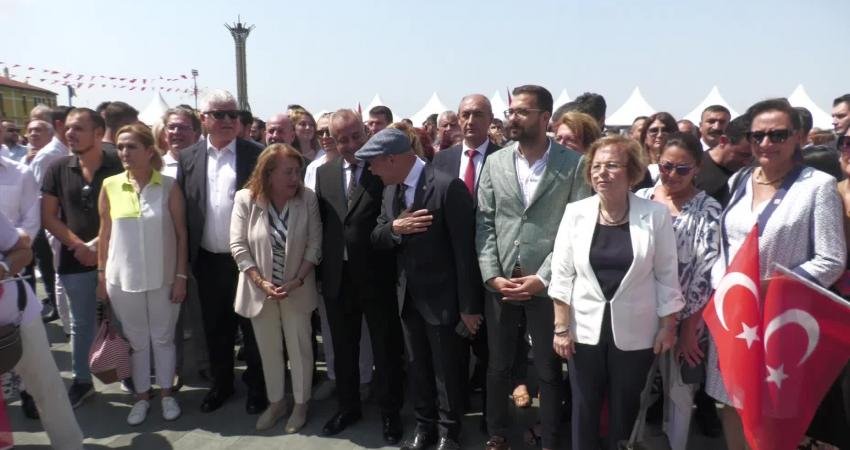 CHP İzmir İl Başkanlığı’ndan 30 Ağustos Kutlaması… Soyer: “Bizim Lügatımızda Pes Etmek, Kaçıp Gitmek Yok. Bizim İçin Bir Başka Vatan Yok” CHP İzmir İl Başkanlığı, 30 Ağustos Zafer Bayramı’nın 101. yıl