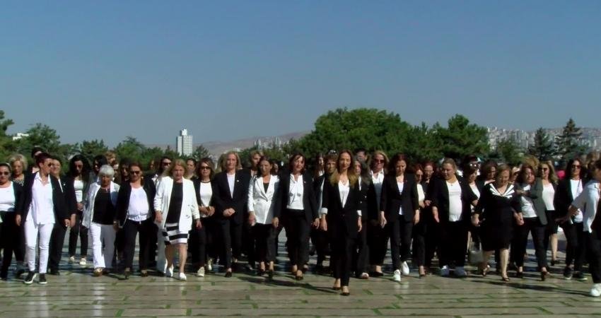 CHP Kadın Kolları Başkanları Anıtkabir’i Ziyaret Etti CHP Kadın Kolları Genel Başkanı Aylin Nazlıaka ve 81 İl