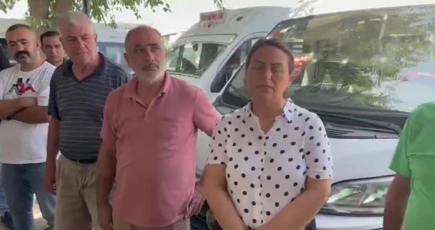 CHP’li Şevkin’in Dinlediği Dolmuş Şoförü: Yolcu da Bulamıyoruz Artık, İflas Etmiş Durumdayız CHP Adana Milletvekili Müzeyyen Şevkin’e sorunlarını anlatan dolmuş durağı başkanı