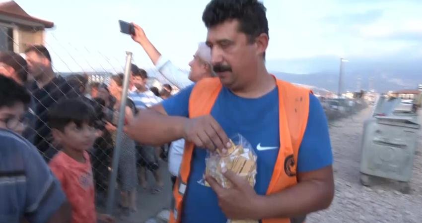 Devletin Gıda Yardımı Yapmamasından Şikayet Eden Hataylı Depremzedeler, NATO’nun Yemek Çadırının Önünde 1 Kilometrelik Kuyrukta Bekliyor Hatay’da devletin gıda yardımı yapmamasından şikayet eden depremzedeler, NATO’nun kurduğu