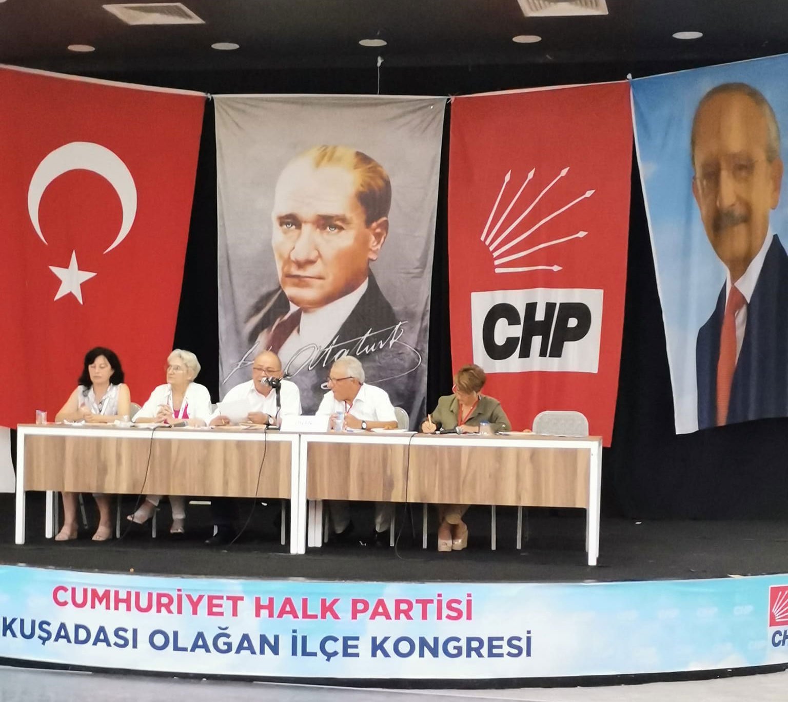 Cumhuriyet Halk Partisi Kuşadası ilçe kongresi Pera Düğün salon’unda gerçekleşti.
Kongrede