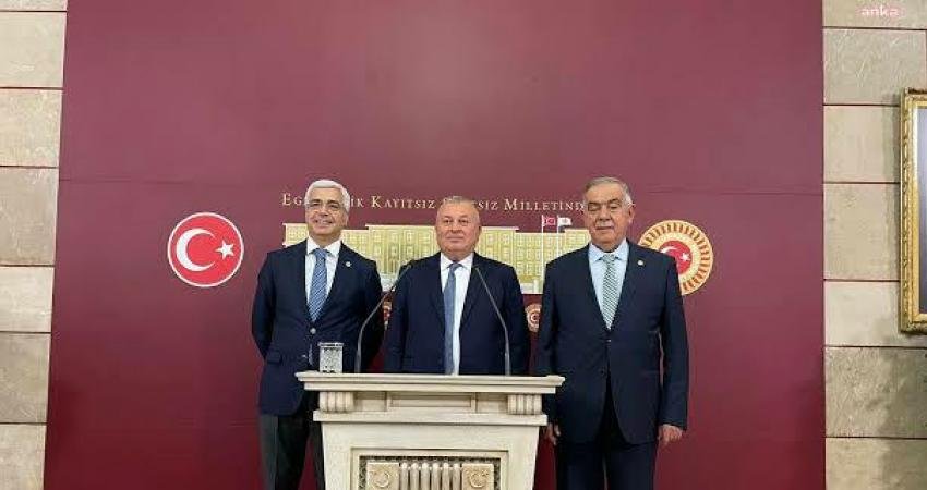 Demokrat Parti (DP) İzmir Milletvekilleri M. Salih Uzun ve Haydar