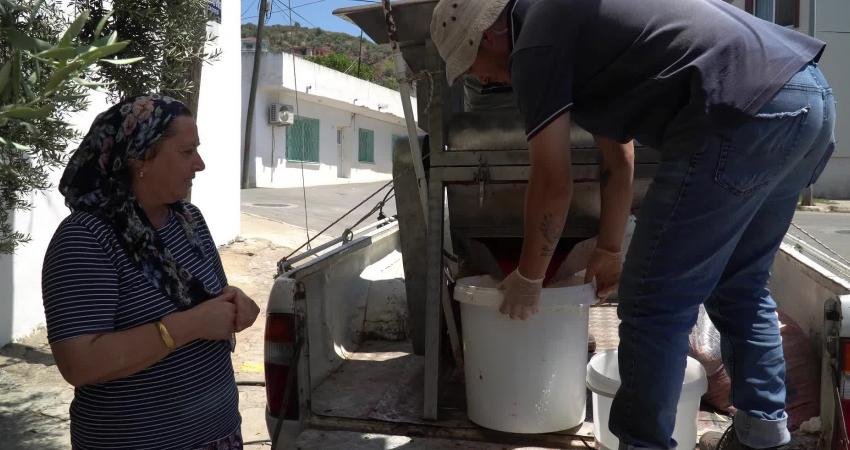 Efes Selçuk’ta Geleneksel İş Birliği: Kadınlar Seçiyor, Erkekler Kesiyor, Belediye Eziyor… Efes Selçuk’ta salça makinesinin mahallelerde dolaşımı devam ediyor. Efes Selçuk Belediyesi’nin