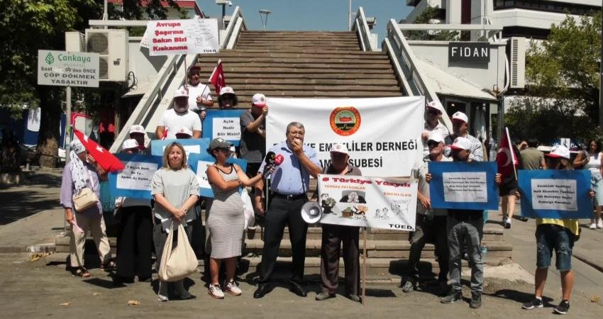 Emekliler, Ankara Kızılay’da Eylem Yaptı: “Cumhurbaşkanımız Bize, Eski Türkiye’yi Gençlere Anlatma Görevi Verdi. Bizler TÜİK’in Ayakları Altındayız. Bizi Bulun, Eski Türkiye’yi Bir de Bizden Dinleyin” Türkiye Emekliler Derneği (TÜED), Ankara Kızılay’da maaşlarına seyyanen zam talep