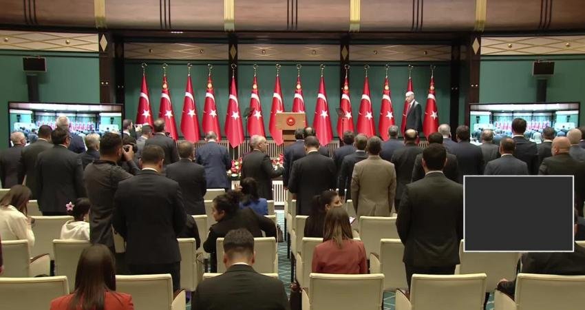 Erdoğan: Deprem Yaralarını Sarmak İçin Artırdığımız Vergiler, Memurlarımıza, Asgari Ücretlimize ve Emeklilerimize Yaptığımız Ücret Artışlarının Enflasyon Üzerindeki Baskısı Zamanla Azalacaktır Cumhurbaşkanı Recep Tayyip Erdoğan, kabine toplantısının ardından yaptığı açıklamada, “Geçen