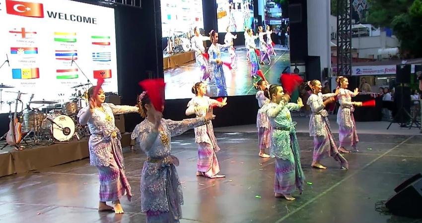 Esenyurt’ta bu yıl ikincisi düzenlenen ‘Uluslararası Esenyurt Halk Dansları, Müzik