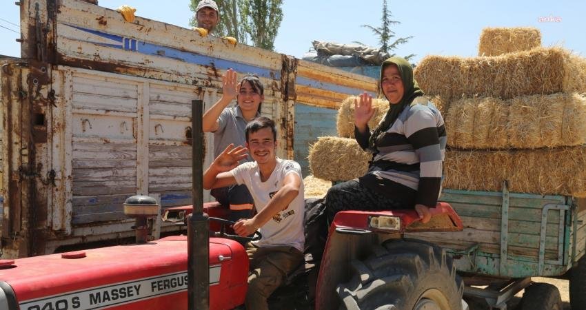 Eskişehir Büyükşehir Belediyesi’nden Üreticilere Yonca ve Saman Desteği Eskişehir Büyükşehir Belediyesi’nin üreticiler için sürdürdüğü çalışmalar kapsamında Sarıcakaya Laçin