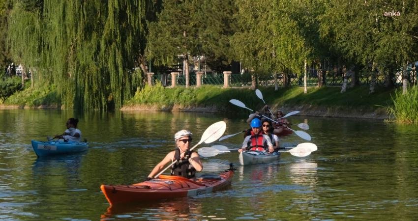 Eskişehir Büyükşehir Belediyesi’nin Deniz Kanosu Eğitimleri Başladı Eskişehir Büyükşehir Belediyesi'nin (EBB) kayıtları 17-23 Temmuz günleri arasında tamamlanan