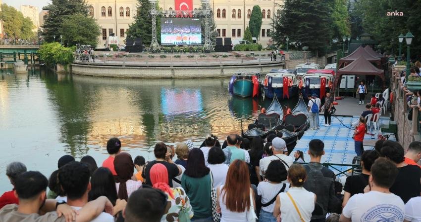 Eskişehir Büyükşehir’den Dev Ekranda Milli Heyecan Eskişehir Büyükşehir Belediyesi, Türkiye A Milli Kadın Voleybol Takımı’nın CEV