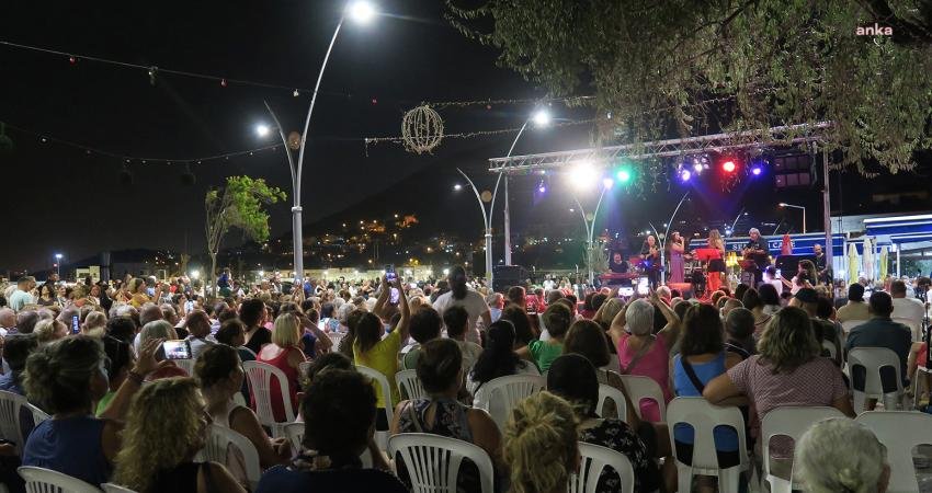 Foça Belediyesi'nin Yaz Konserleri kapsamında sahne alan Grup Elia müzikseverlerden