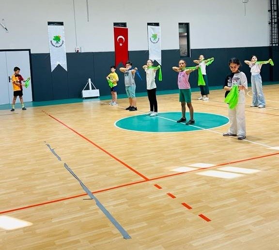 Mamak Belediyesi’nden Okçuluk Eğitimi Mamak’ta öğrencilere birçok alanda ücretsiz yaz spor kursu veriliyor.
Mamak