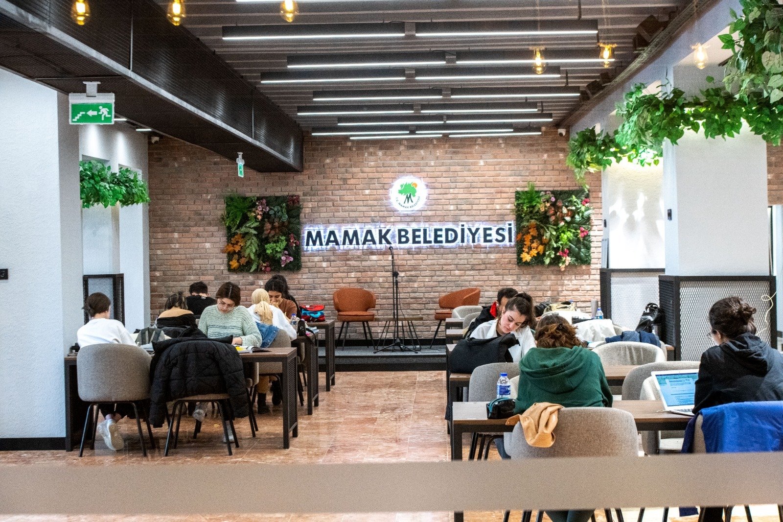 Eğitimin ve eğitimcinin her zaman yanında olan Mamak Belediyesi, kitap