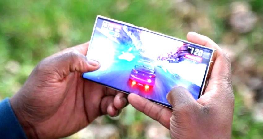 Samsung Galaxy S24 Ultra, gelişmiş bir ekran ile raflara çıkabilir.