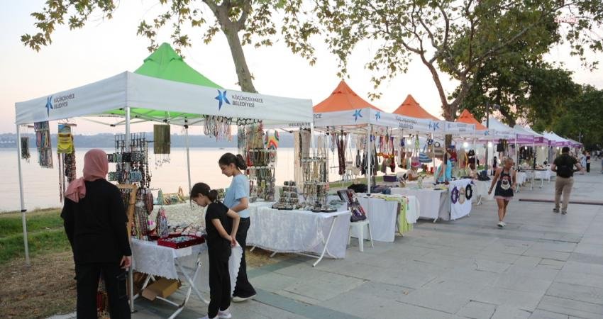 Hünerli Eller’in Kadın Emeği Pazarı, 30 Ağustos’a Dek Küçükçekmece Gölü’nde Küçükçekmece Belediyesi Hünerli Eller Çarşısı’nda el yapımı örgüler, oyuncaklar, ahşap
