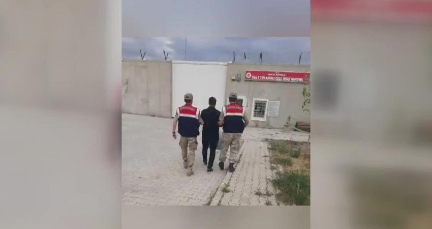 İçişleri Bakanı Yerlikaya: Van’da Firari 59 Göçmen Kaçakçılığı Organizatörü Yakalandı İçişleri Bakanı Ali Yerlikaya, Van'da firari 59 göçmen kaçakçılığı organizatörünün