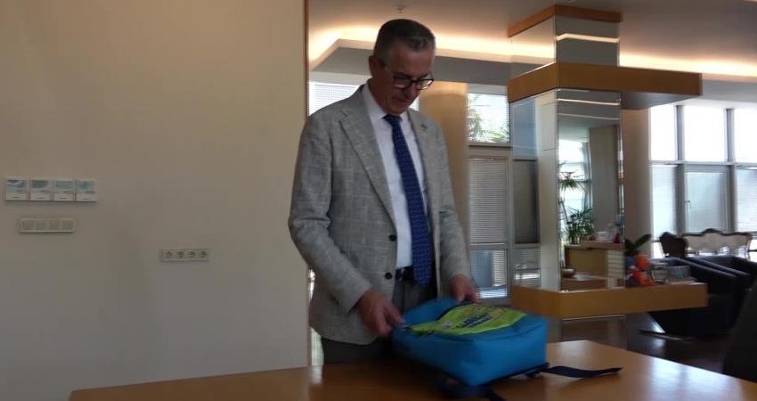 aziemir Belediyesi, ilkokul 1. sınıfa başlayacak öğrencilere, içinde kırtasiye malzemelerinin