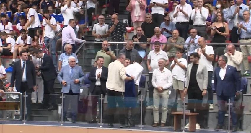 İBB Başkanı Ekrem İmamoğlu, amatör spor kulüplerine malzeme dağıtım töreninde,