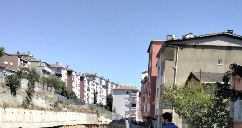 İstanbul Sarıyer’de Yol Çöktü Çevredeki Binalar Boşaltıldı İstanbul'un Sarıyer ilçesinde bir binanın inşaatı için temel kazısının yapıldığı