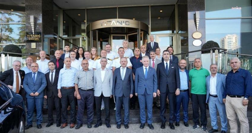 İstanbul Valisi Davut Gül’den Kartal Belediyesi’ne Ziyaret İstanbul Valisi Davut Gül, Kartal Belediye Başkanı Gökhan Yüksel’i makamında