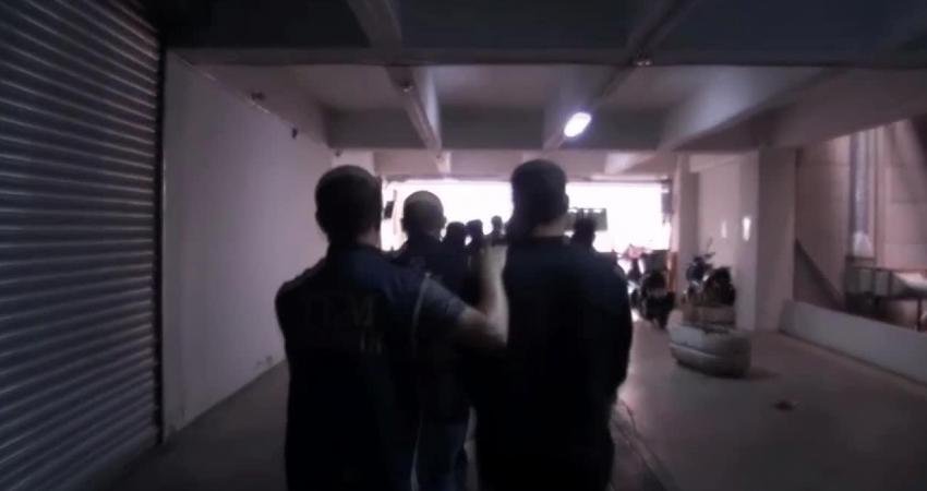 İstanbul’da IŞİD ve El Kaide Operasyonunda Gözaltına Alınan 6 Şüpheliden 3’ü Tutuklandı İstanbul'da silahlı terör örgütleri IŞİD ve El Kaide adına sosyal