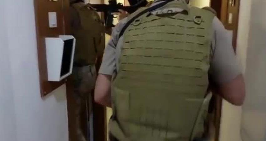 İstanbul'un Kağıthane ilçesinde uyuşturucu satıcılarına yönelik düzenlenen operasyon sırasında polis