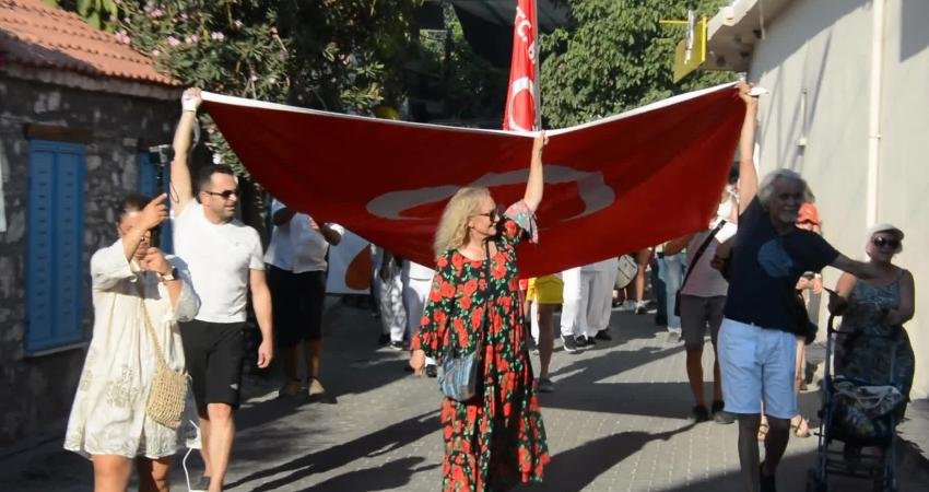 İzmir Dikili’de bin 200 nüfuslu Bademli Köyü’nde festival coşkusu yaşandı.