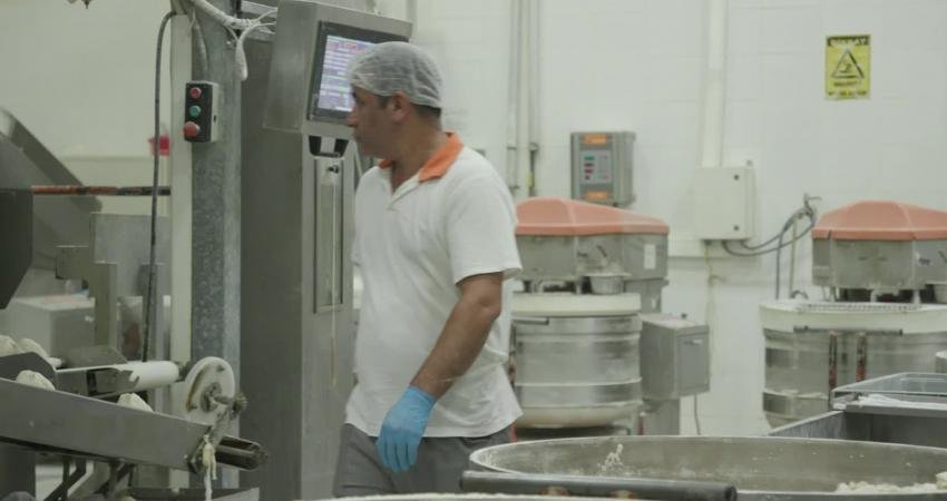 İzmir Büyükşehir Belediyesi Halk Ekmek Fabrikası, Ucuz ve Sağlıklı Ekmek Üretimine Devam Ediyor İzmir Büyükşehir Belediyesi Halk Ekmek Fabrikası, her gün el değmeden