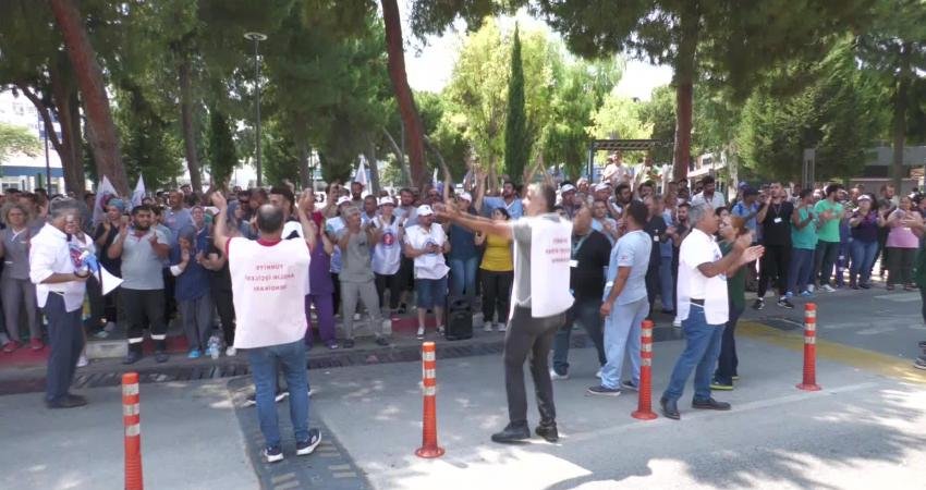 Ege Üniversitesi Hastanesi’nde çalışan ve toplu iş sözleşmesinden kaynaklı geriye
