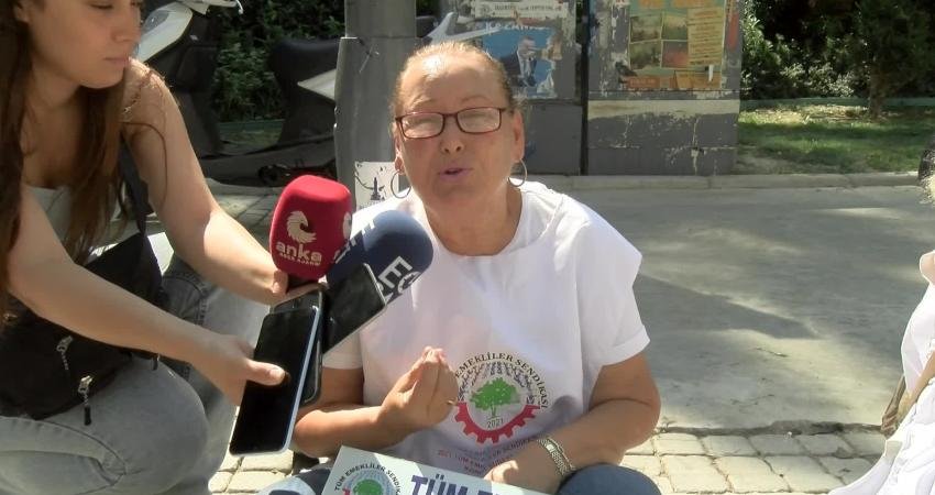 Tüm Emekliler Sendikası İzmir Şubesi, hükümetin yaptığı zamları gerçekleştirdikleri oturma