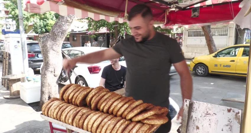 İzmir'de 7 TL ye satılan simit 3 TL zamlanarak bugünden