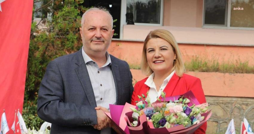 İzmit Belediyesi İşçisine Yüzde 23 Zam Açıklanan yüzde 22’lik zammın ardından şantiyedeki imza töreninde işçilerle bir