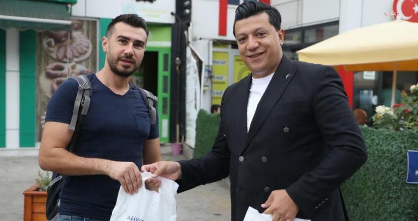 İzmit Belediyesi Servis Bekleyen İşçilere Poğaça İkram Ediyor İzmit Belediyesi Çınar Ekibi, sabahın erken saatlerinde işe gitmek için